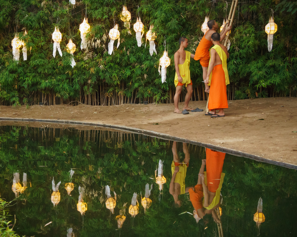 monks-lanterns-in-thailand